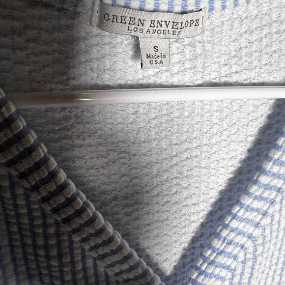 Green envelope Blue and white cute seersucker crop top with tie bottom sz small - Picture 4 of 4